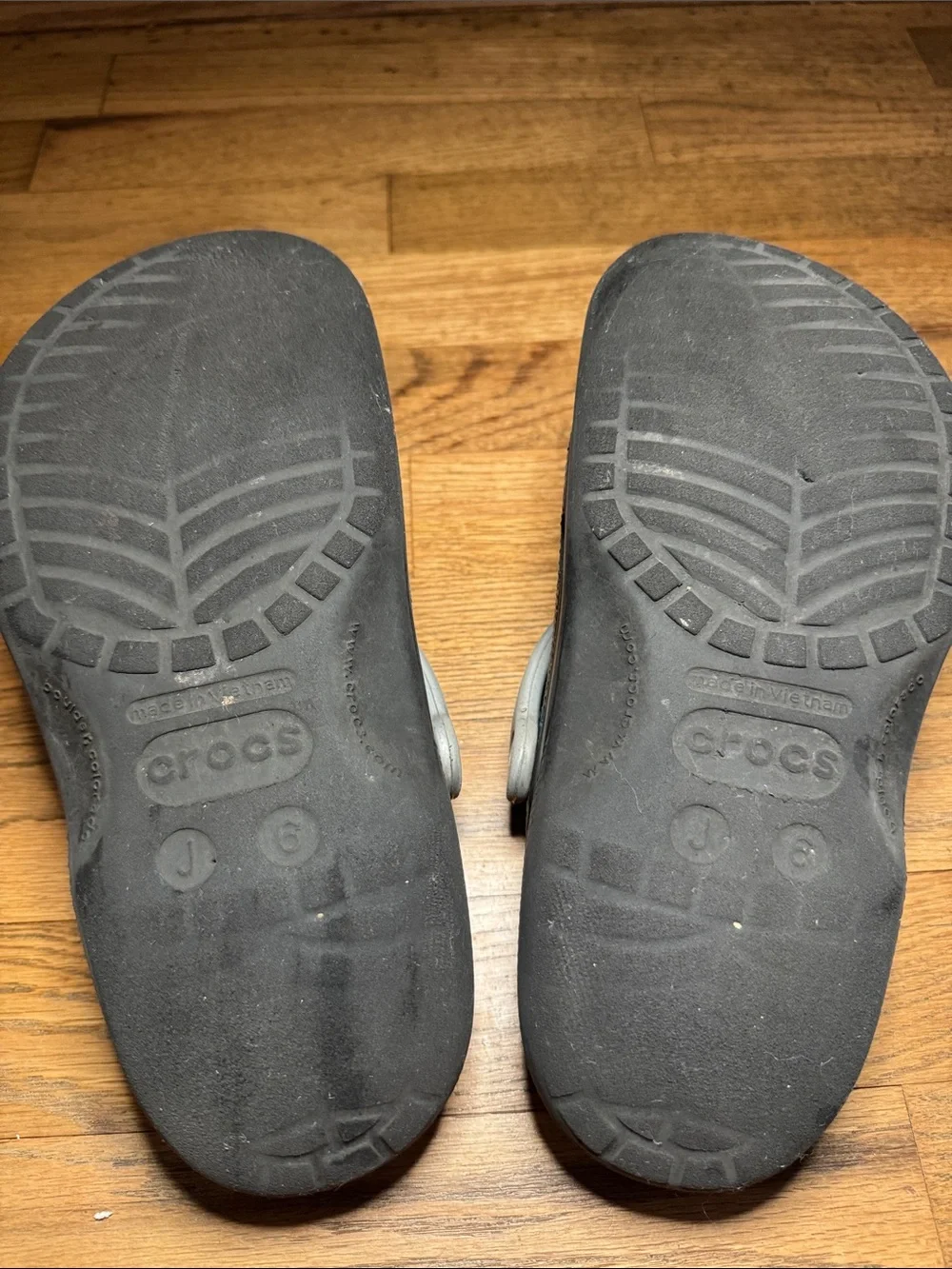 Star Wars kida crocs- big kid Sz 6- Gray Strap and misc gibbits